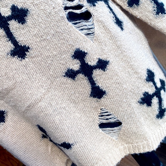 Distressed oversized sweater - Picture 8 of 12